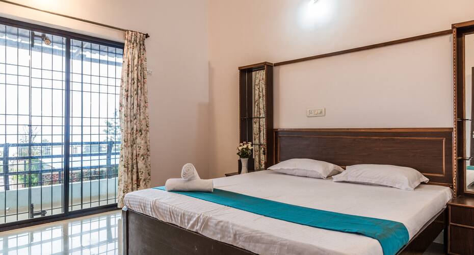 6 BHK spacious villa with a balcony in the scenic valley, Panchgani 3