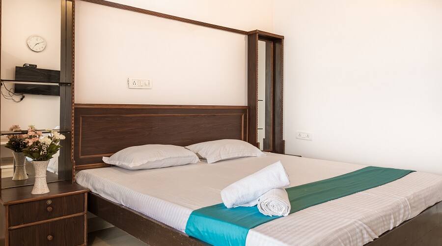 6 BHK spacious villa with a balcony in the scenic valley, Panchgani 4