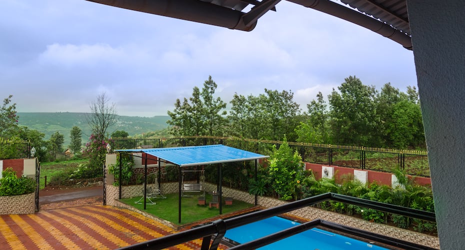 6 BHK spacious villa with a balcony in the scenic valley, Panchgani 1