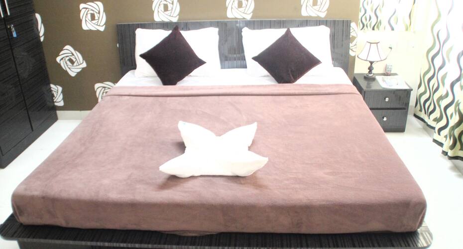 Serviced Apartment with Free Breakfast and Dinner, Mumbai 4