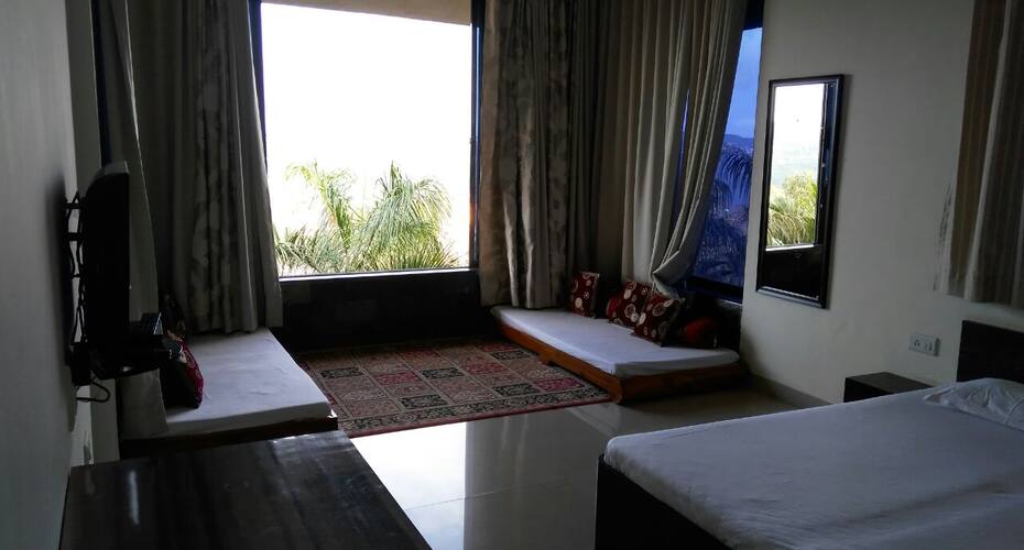 Super Deluxe A/C Room stay, Panchgani 2