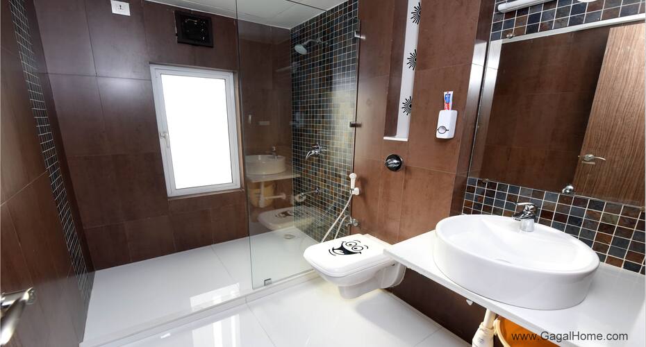 Contemporary Studio apartment near airport, Mumbai 4