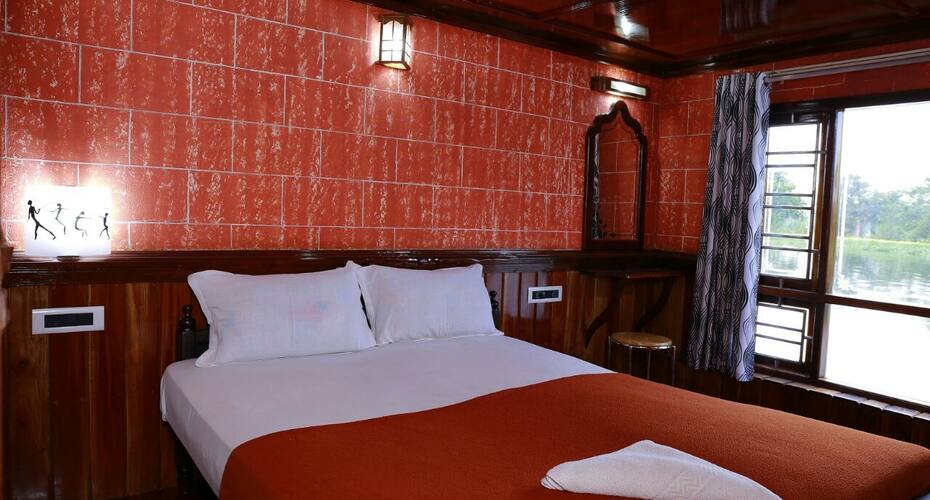 Chittadil house boat 2, Alleppey 3