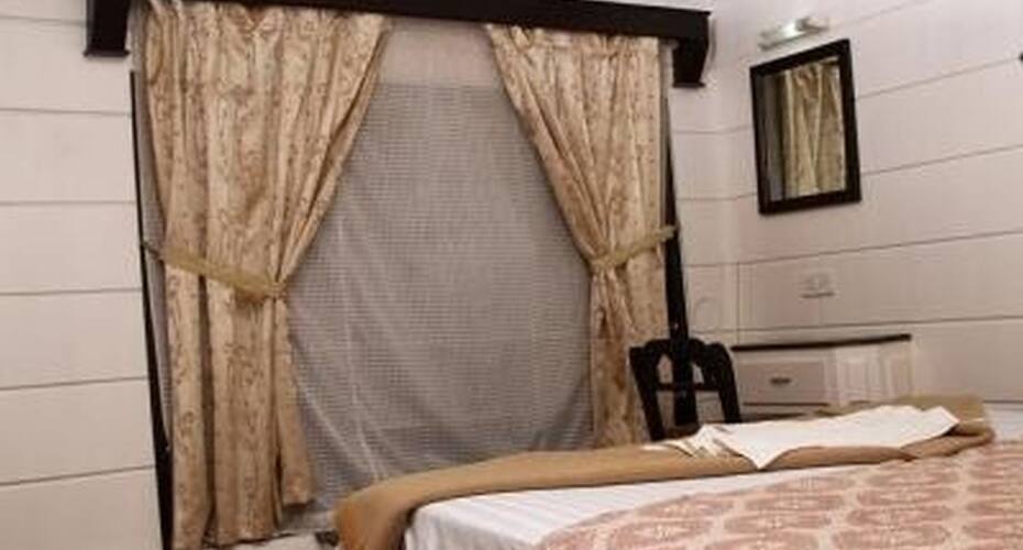 Adonai house boat 2, Alleppey 4