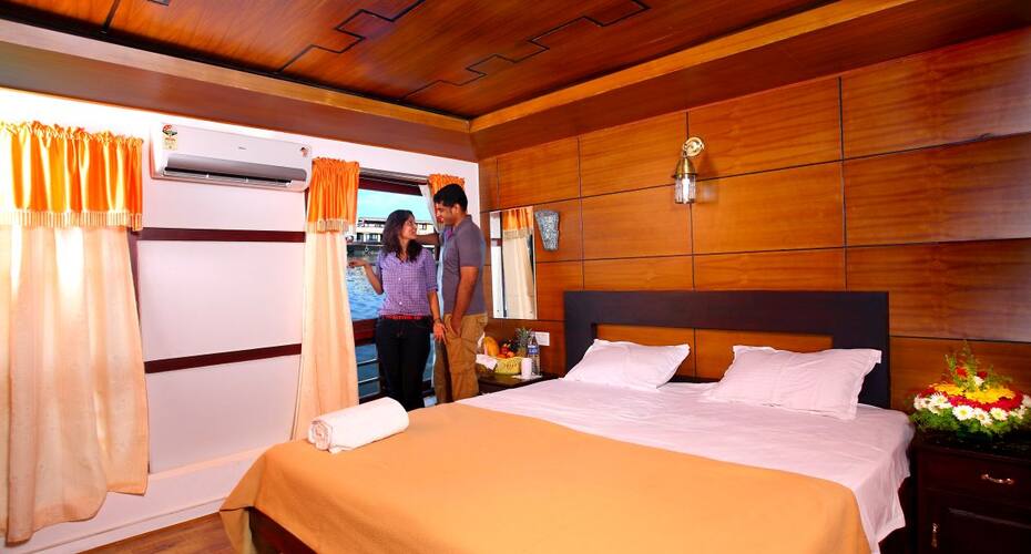 Ostrich house boat one bed, Alleppey 3