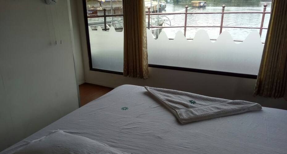 Chittadil house boat 7, Alleppey 4