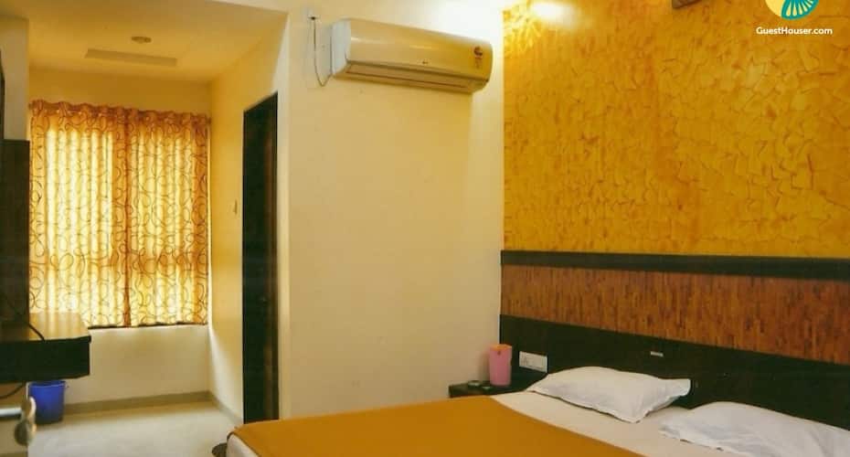 Well-furnished budget room for 3, Shirdi 1