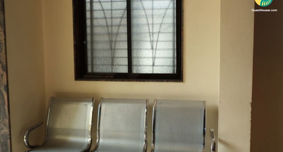 Well-furnished budget room for 3, Shirdi 4