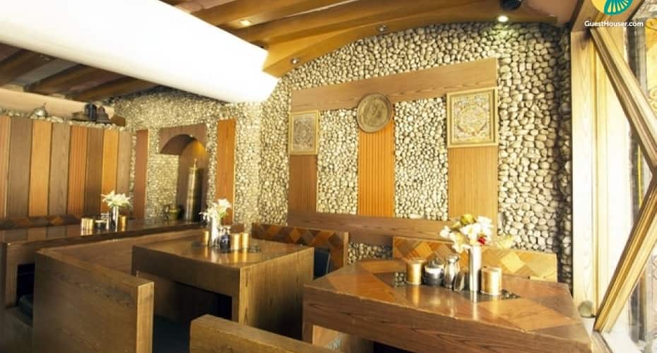 Well-furnished stay near Mall Road with a stunning view, Manali 3