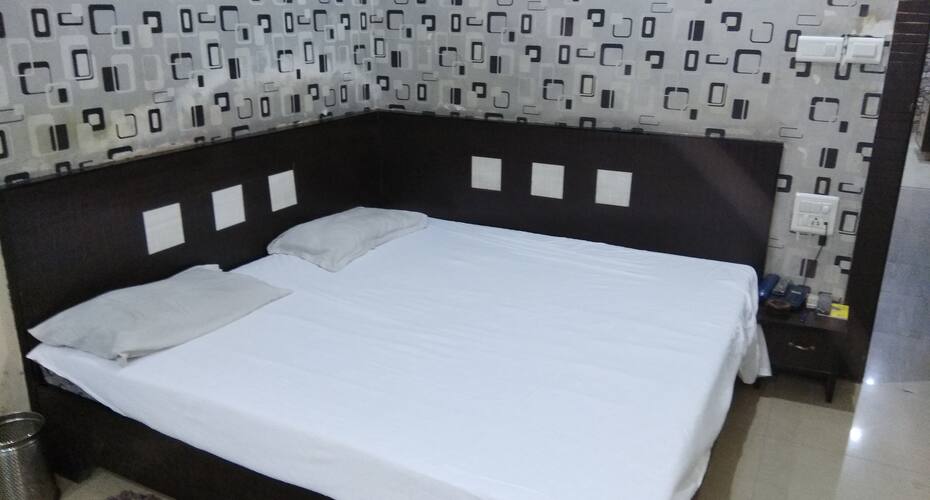 Hotel Golden, Jind 1