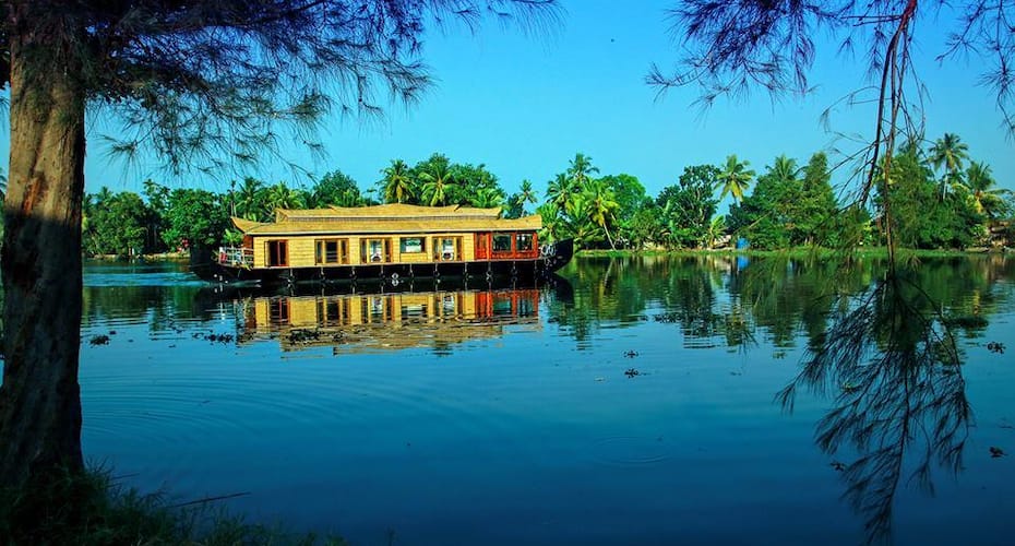 Royal Palace Deluxe Houseboat, Alleppey 2