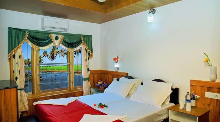 Royal Palace Deluxe Houseboat, Alleppey 3