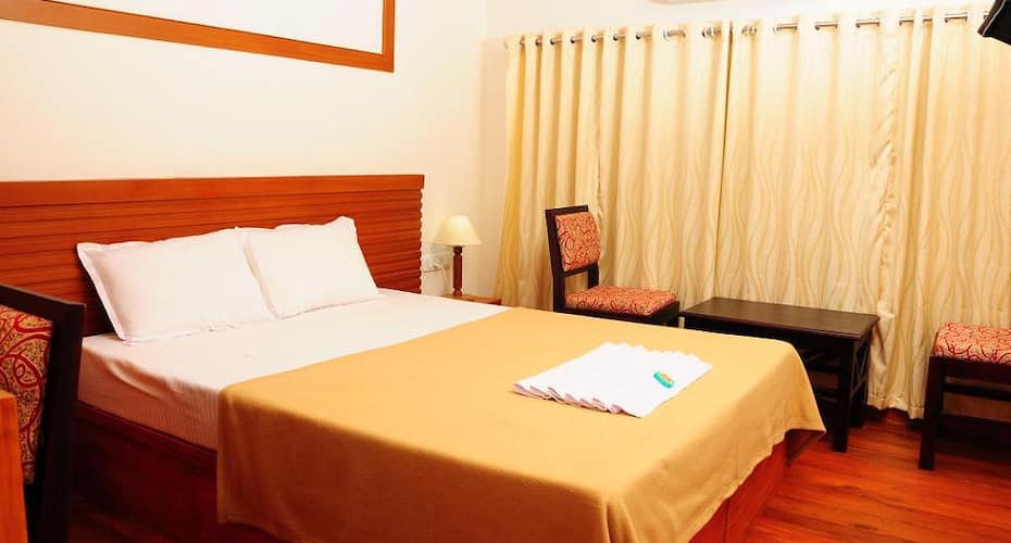 Royal Palace Deluxe Houseboat, Alleppey 5