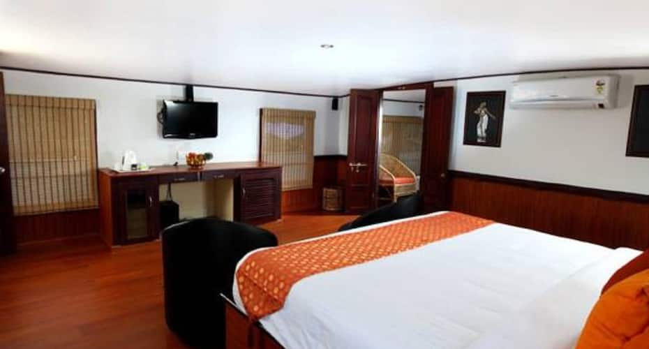 Royal Palace Luxury Houseboat, Alleppey 4