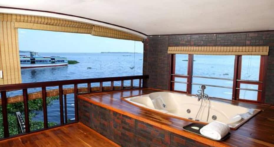 Royal Palace Luxury Houseboat, Alleppey 5