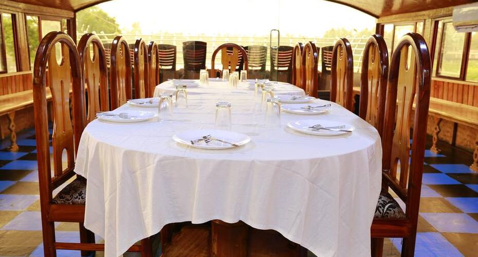 Trident Honeymoon Houseboat, Alleppey 4