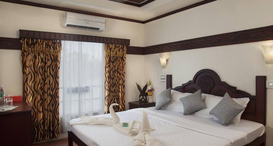 Trident Luxury Houseboat, Alleppey 5