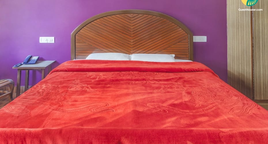 Well-furnished family room in a bucolic location, Shimla 3