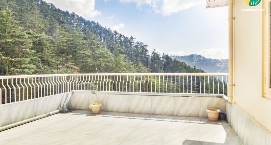 Well-furnished family room in a bucolic location, Shimla 5