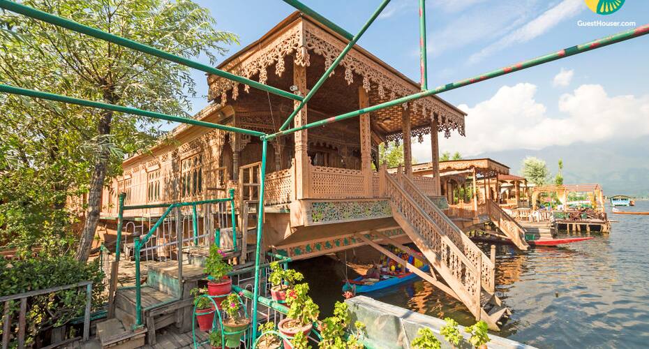 Well-appointed 2-BR houseboat on Dal Lake, Srinagar 1