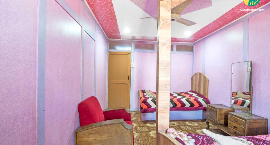 Well-appointed 2-BR houseboat on Dal Lake, Srinagar 2