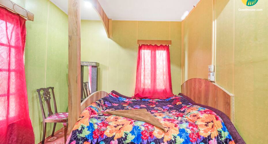 Well-appointed 2-BR houseboat on Dal Lake, Srinagar 3