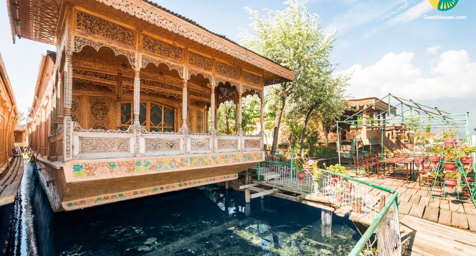 Well-appointed 2-BR houseboat on Dal Lake, Srinagar 5
