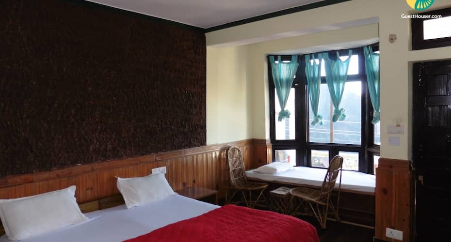 Well-furnished room for 3 with a gorgeous view, Nainital 1
