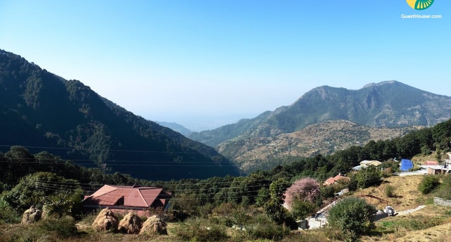 Well-furnished room for 3 with a gorgeous view, Nainital 2