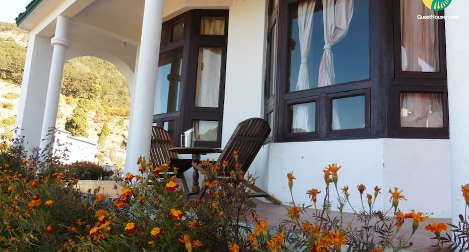 Well-furnished room for 3 with a gorgeous view, Nainital 3