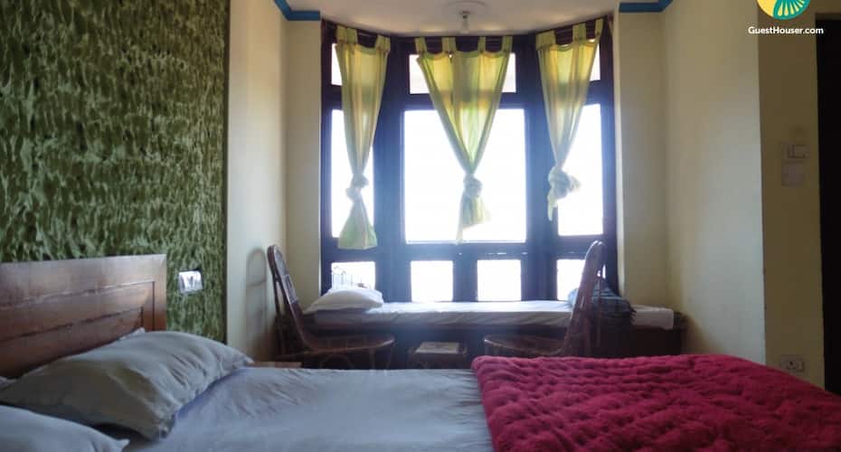 Well-furnished room for 3 with a gorgeous view, Nainital 4