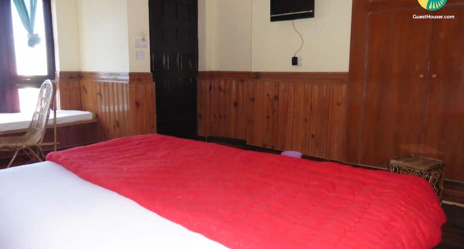 Well-furnished room for 3 with a gorgeous view, Nainital 5