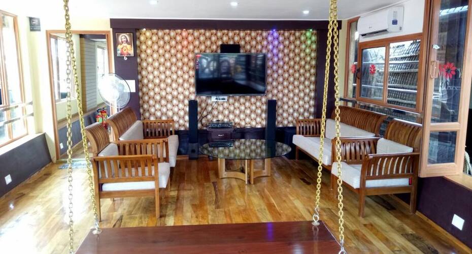 Nanni Deluxe Houseboat, Alleppey 5