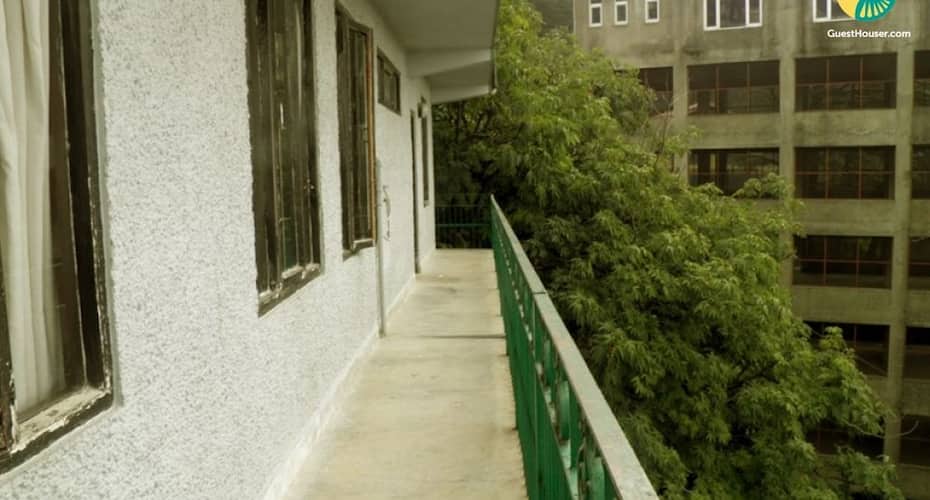 Well-furnished stay for three, close to Christ Church, Shimla 5
