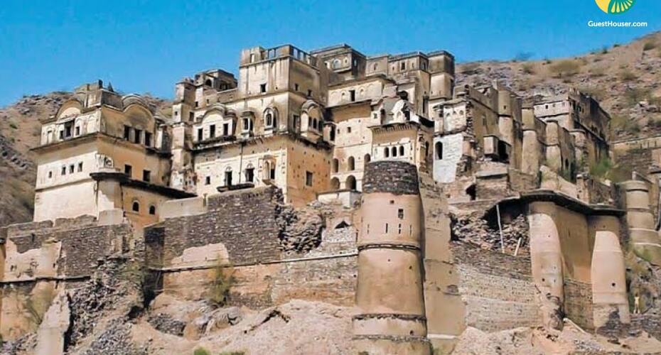 Spacious and comfortable Munna Mahal in a fort, Alwar 1