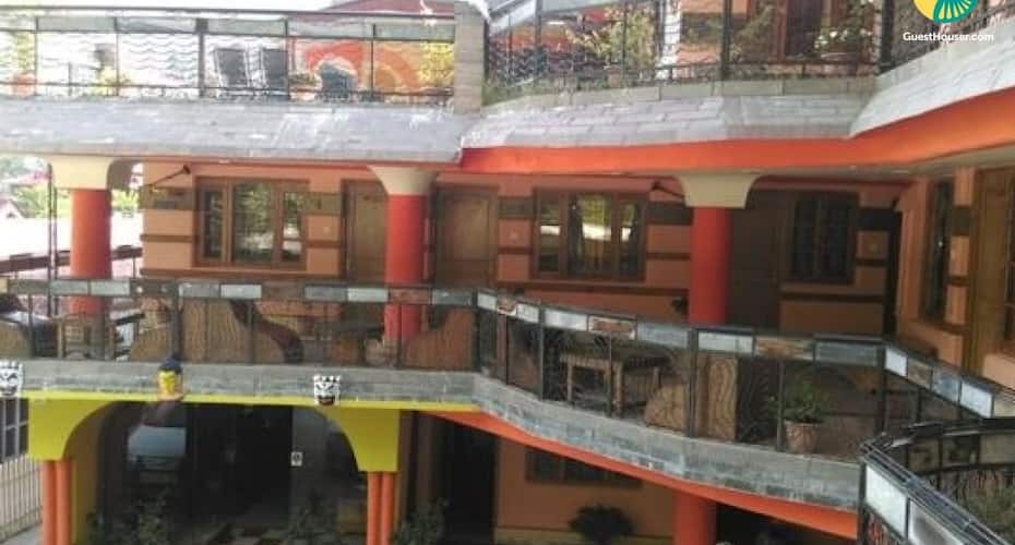 Well-furnished stay near Mall Road with a stunning view, Manali 1