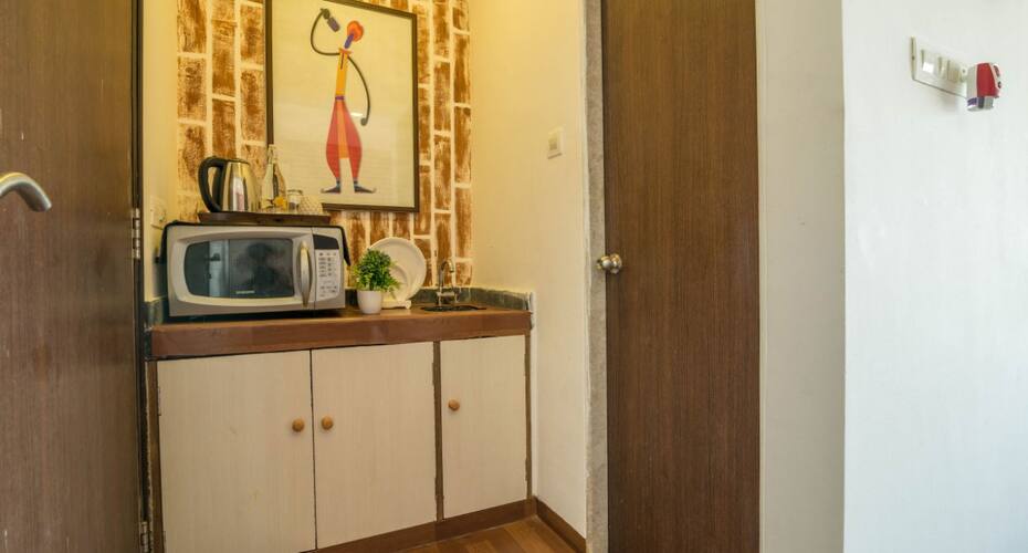 Airport view - studio apartment, Mumbai 4