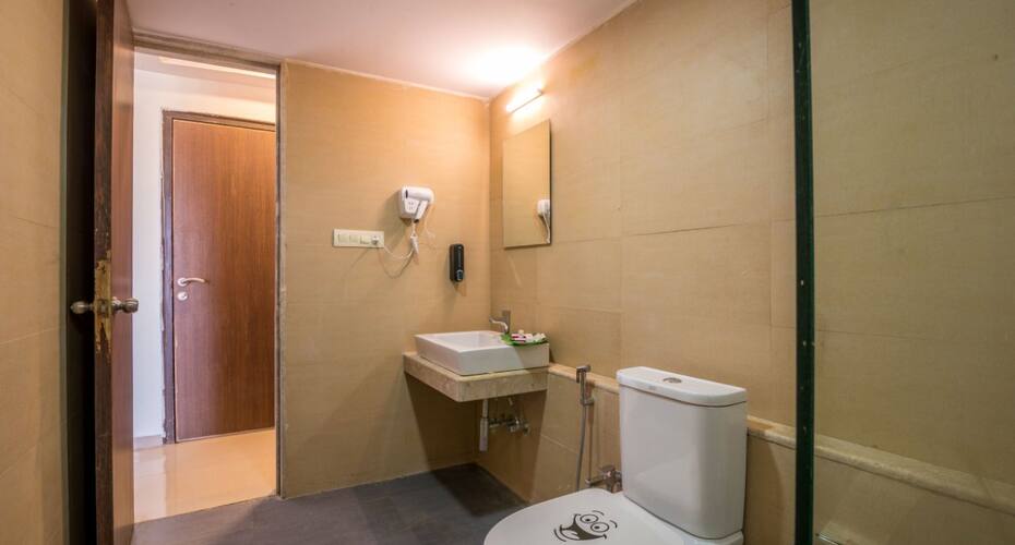 Airport view - studio apartment, Mumbai 5
