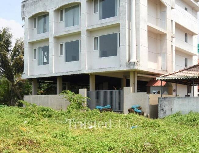 TrustedStay Grande Lakeside, Kochi 1