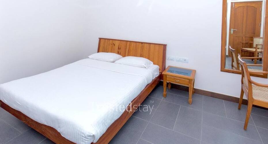 TrustedStay Grande Lakeside, Kochi 3