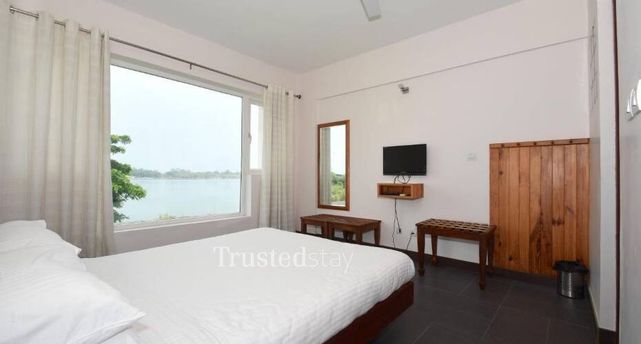 TrustedStay Grande Lakeside, Kochi 4