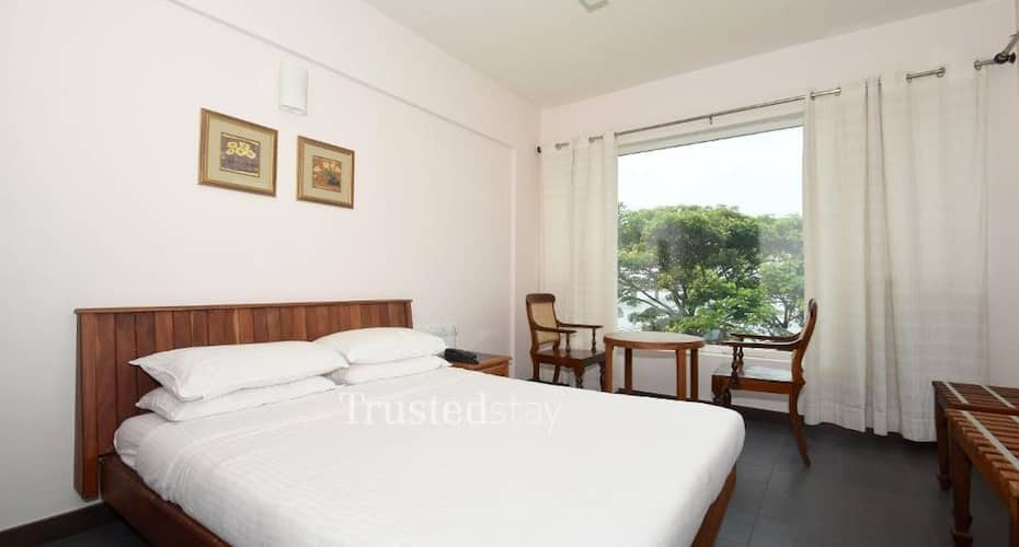 TrustedStay Grande Lakeside, Kochi 5