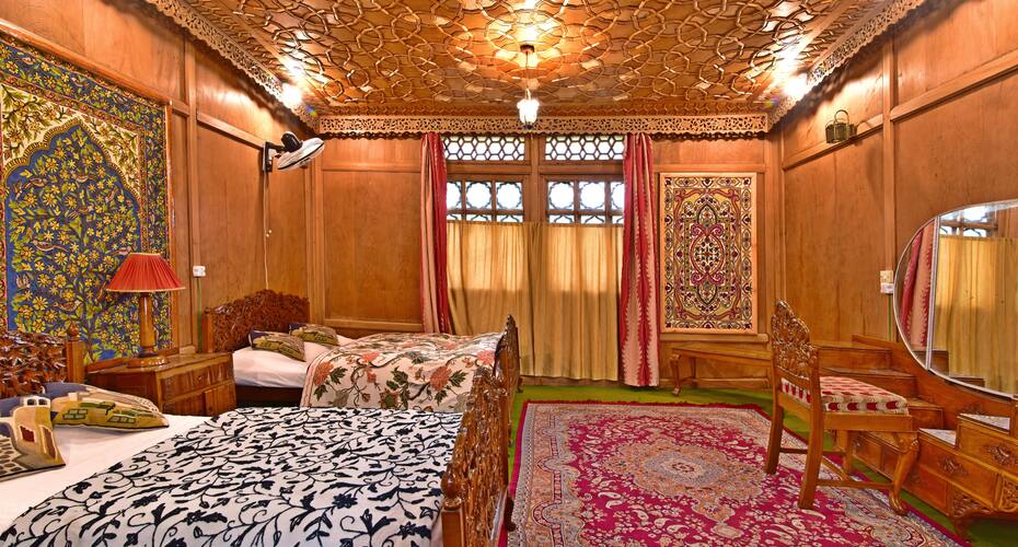Inshallah Houseboat, Srinagar 3
