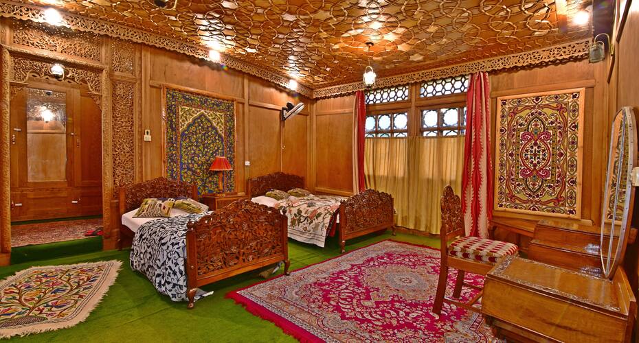 Inshallah Houseboat, Srinagar 5
