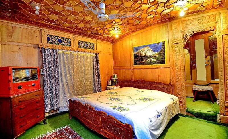 Umbrella House Boat, Srinagar 5