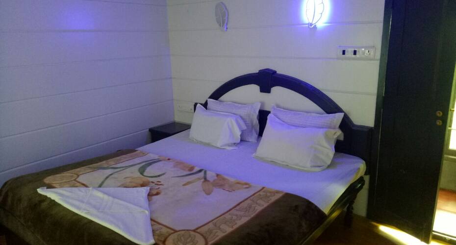 BTT House Boat 1 Bed, Alleppey 2