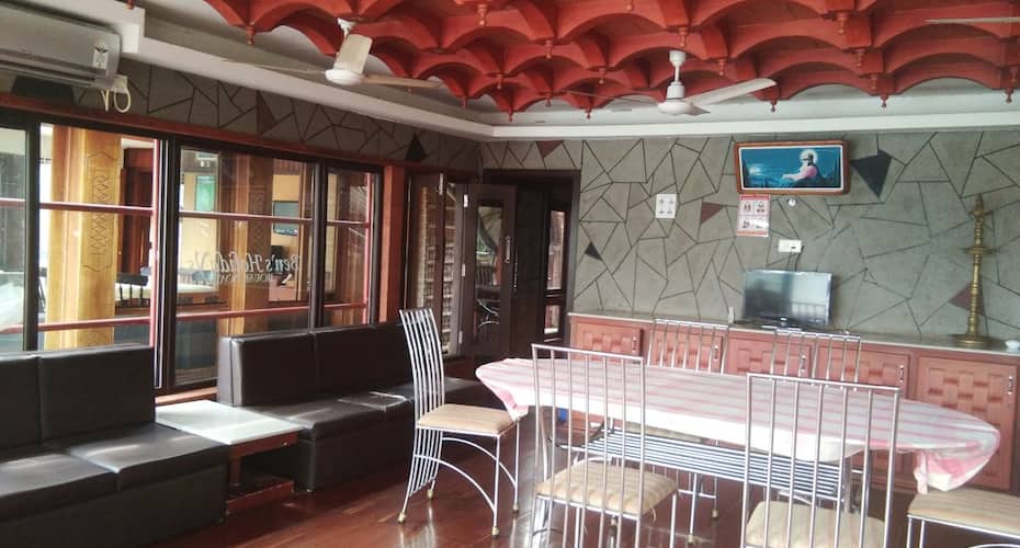 Kerala Tour Holidays Four Bed Premium, Alleppey 3