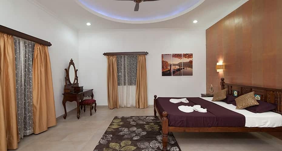 7 BHK villa 2 min walk to Calangute beach with private swimming pool, Goa 2