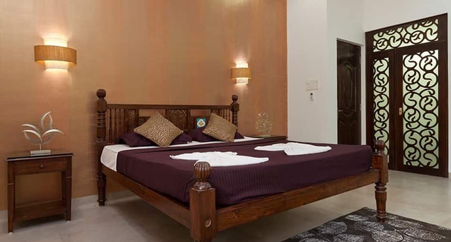 7 BHK villa 2 min walk to Calangute beach with private swimming pool, Goa 4
