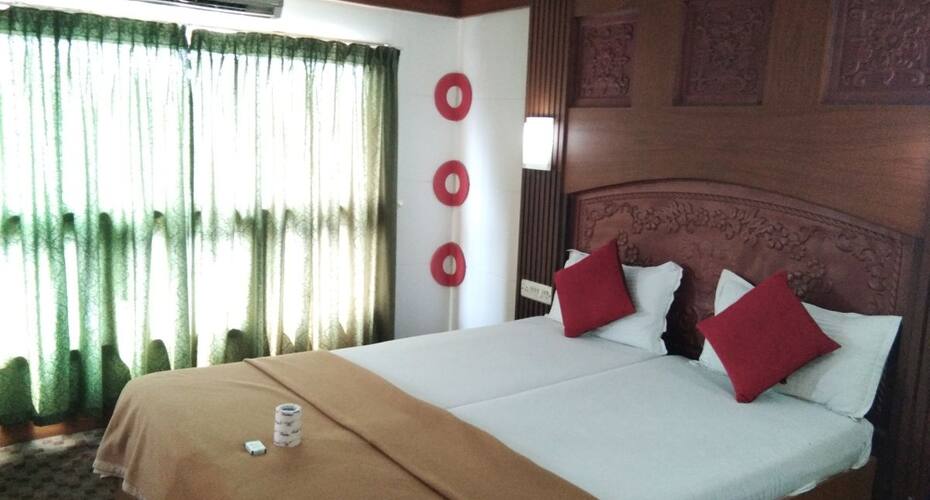 Carnival House Boat 3 Bed, Alleppey 2